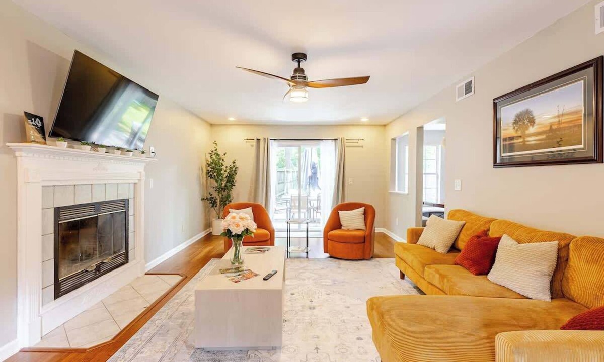 North Charleston House | Stylish 3BR home w/King Bed, backyard & Fire pit