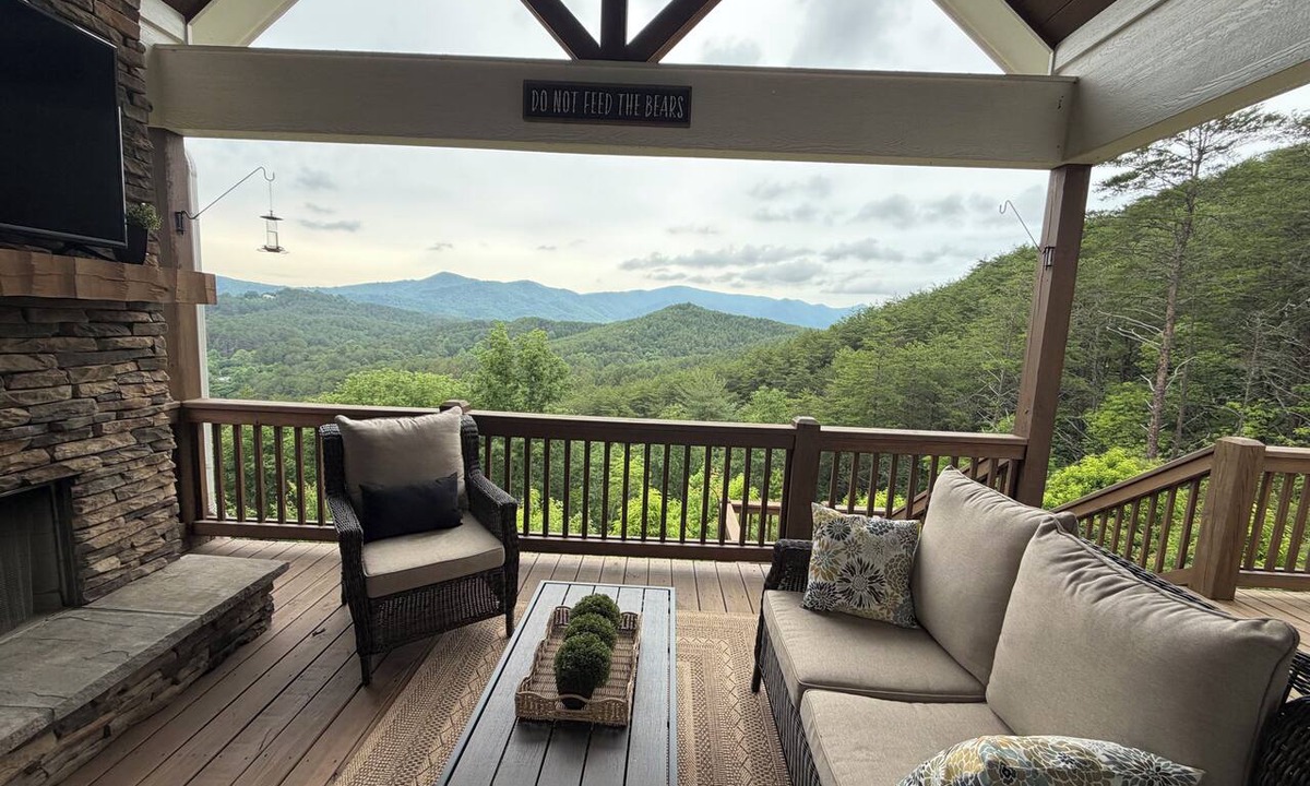 Copperhill House | Stylish with Breathtaking views, 4bed, 4.5baths, pool table, fire pit and more!