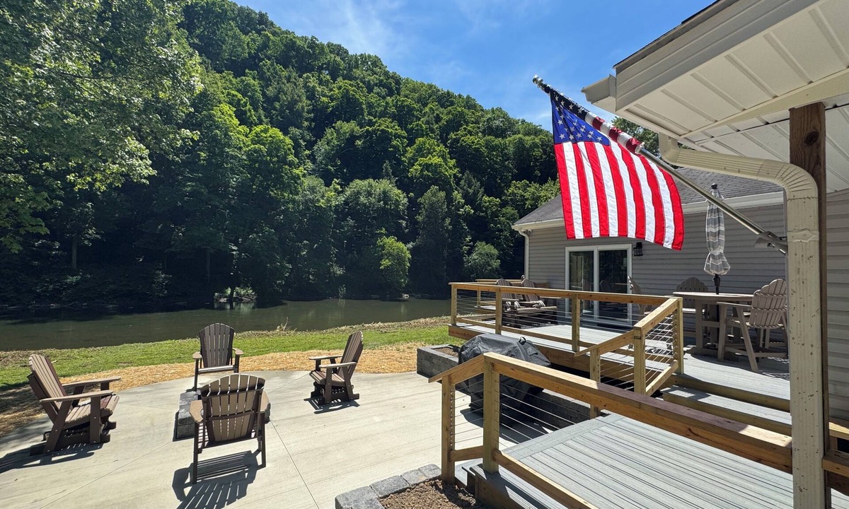 Ellwood City House | Summer Home @ Copper Hollow, Right beside the Creek, accommodates 4 guest