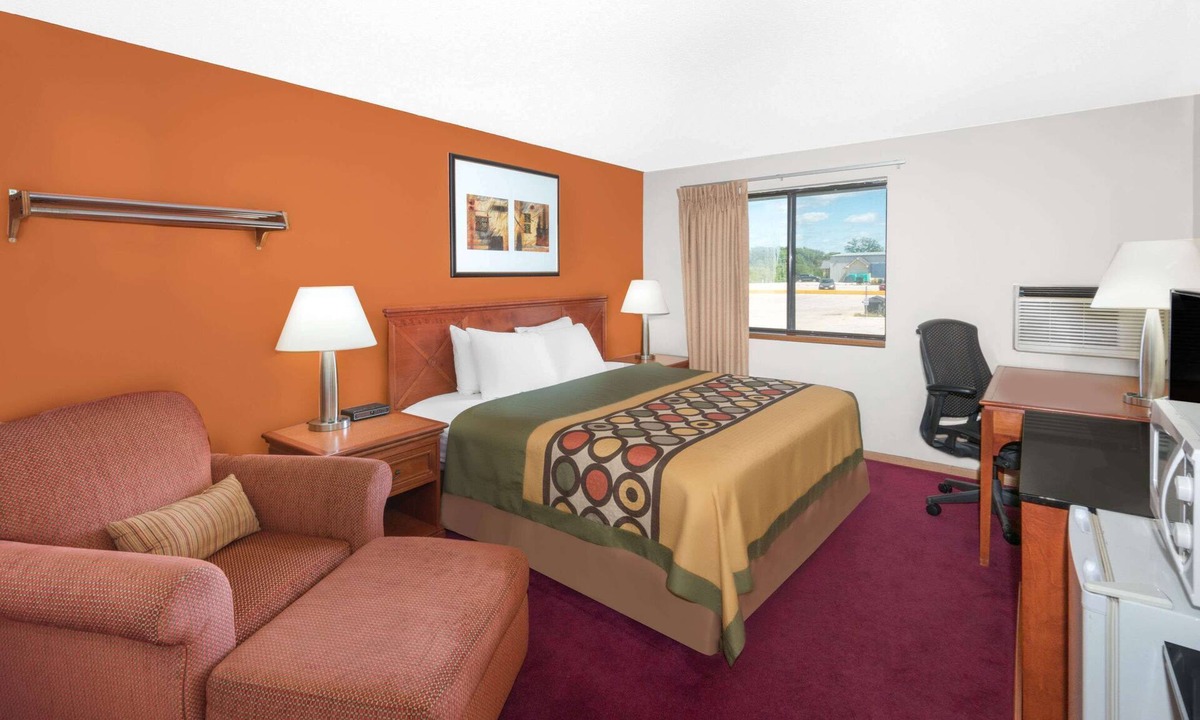 Algona Hotel | Super 8 by Wyndham Algona