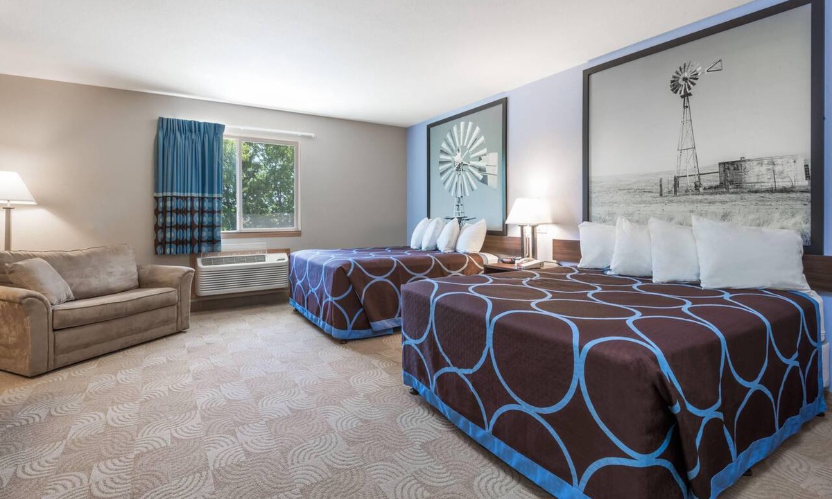 Beloit Hotel | Super 8 by Wyndham Beloit KS