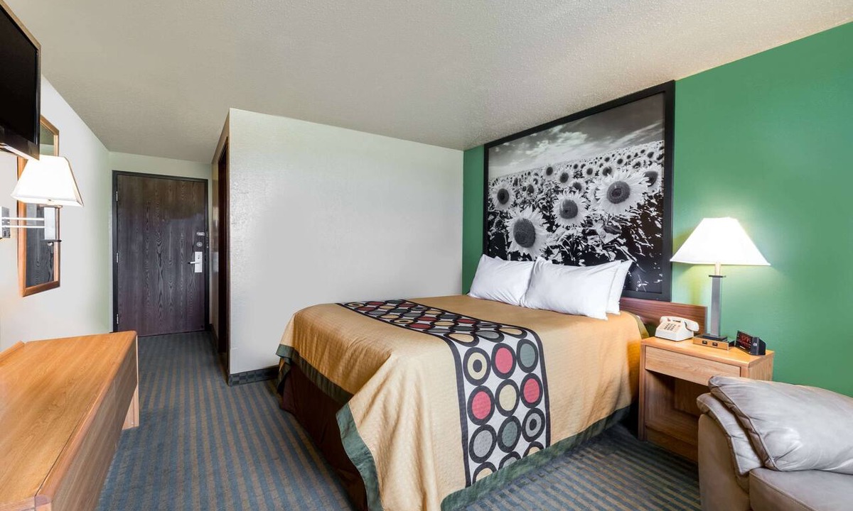 Devils Lake Hotel | Super 8 by Wyndham Devils Lake
