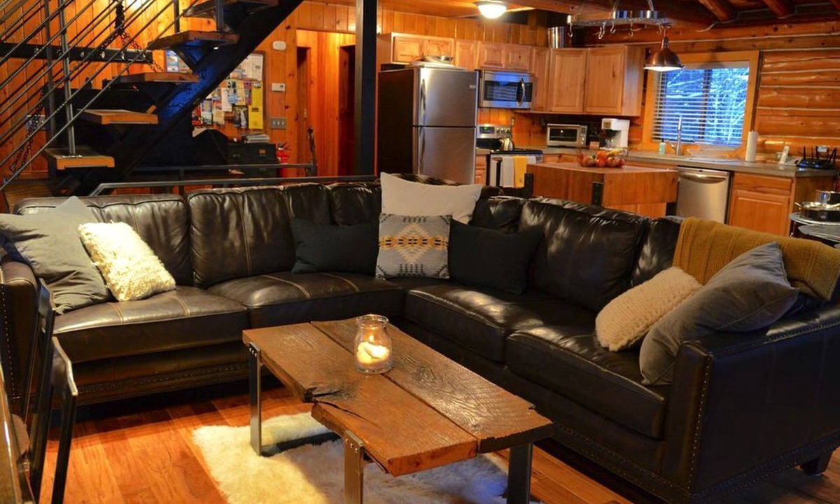 Shingleton Cabin | Superb Log Cabin Rental for Groups near Munising and Pictured Rocks National Lakeshore, Michigan