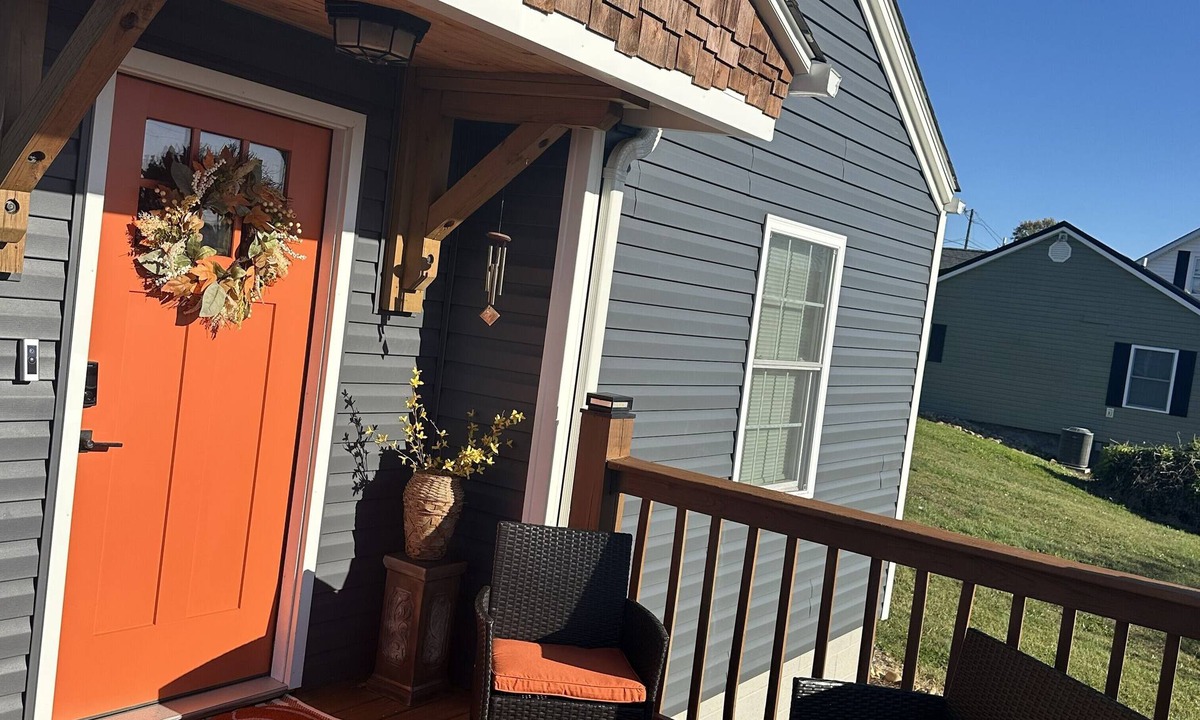 Kingsport House | ★ Superhost Rated ★ Lily of the Valley Retreat - Steps to Downtown