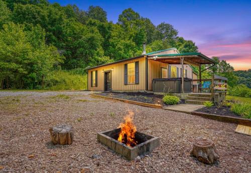 South Bloomingville House | Swaying Pines Cabin w/EV Charger