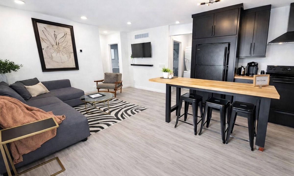 Bloomington House | Sweet Spot on Swain | Modern 3 BR just 5 blocks to IU Campus