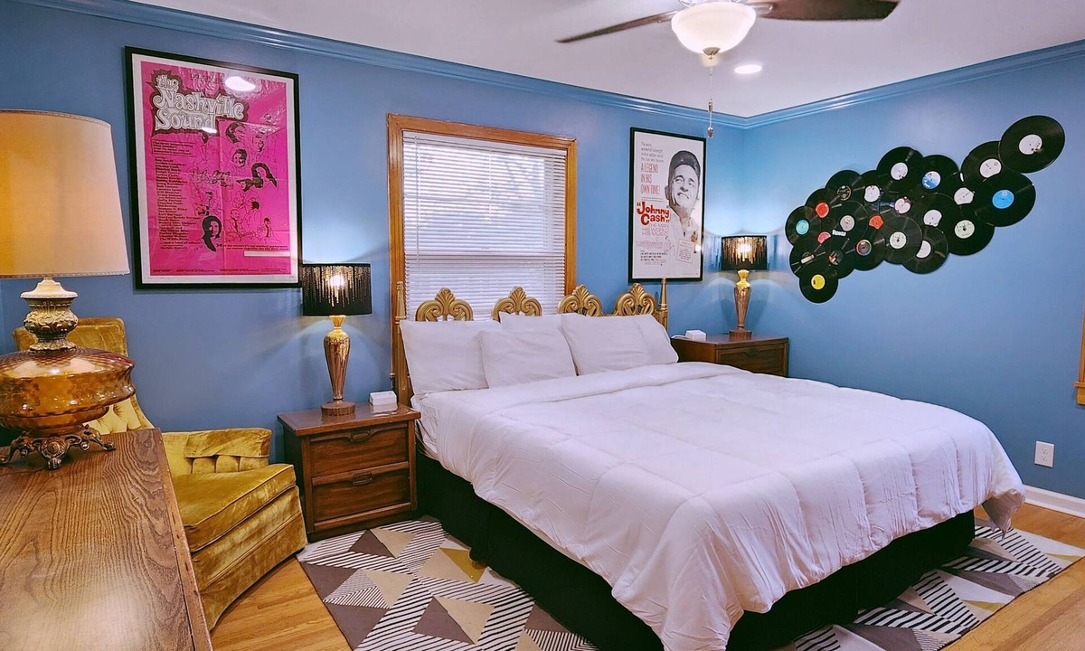 Donelson House | That 60's Place -Near Opry, Airport & Dwtn - 3bdrm - 85" TV - Step back in time!