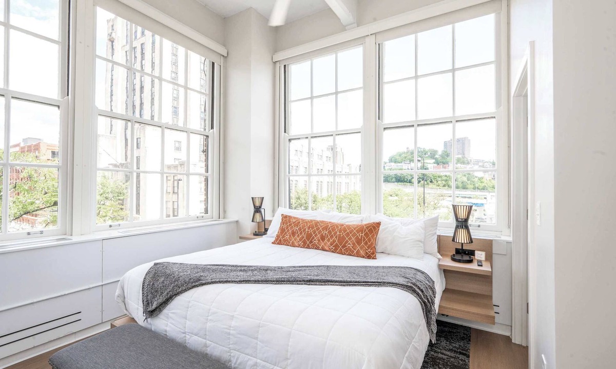 Central Business District Apartment | The 333 Suites 303 Suite for 6