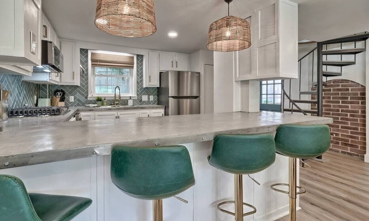Columbia House | The Carriage House @Downtown!