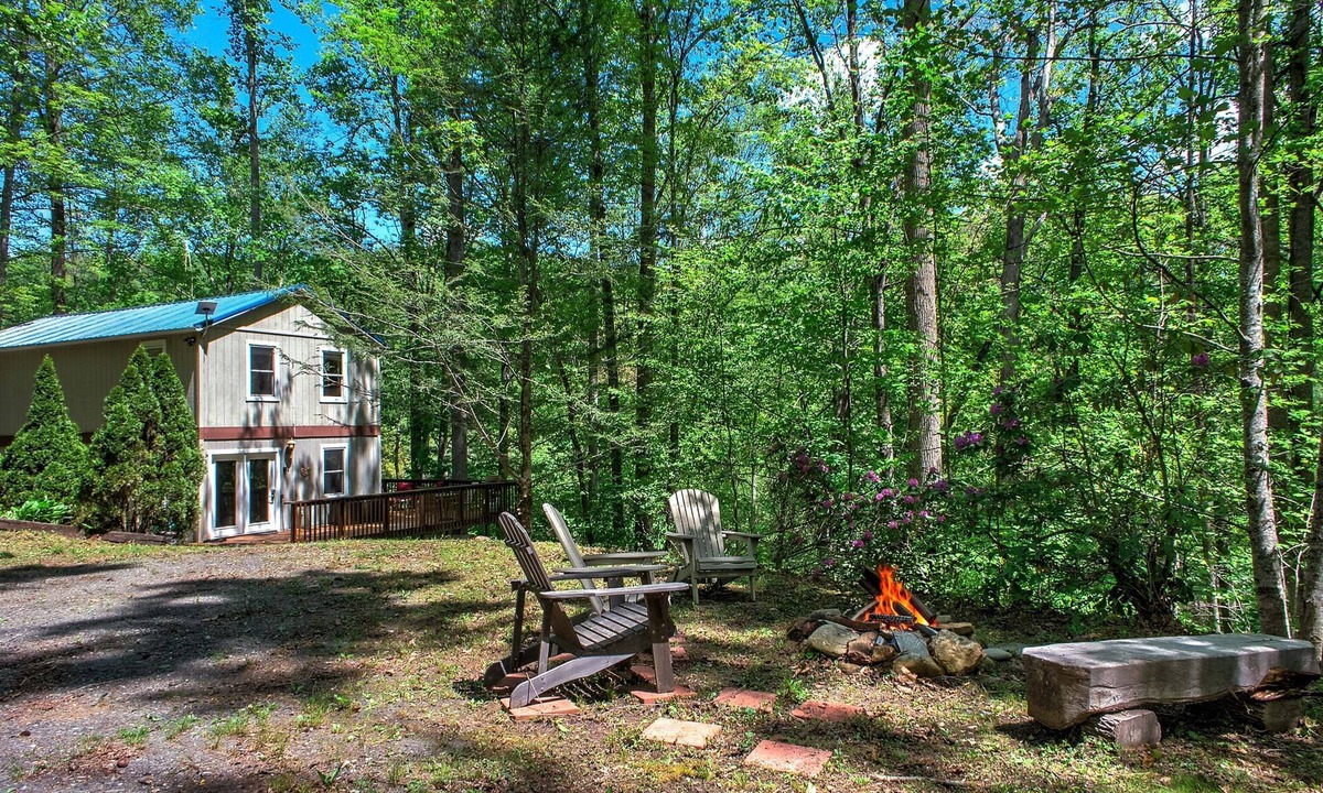 Burnsville Cottage | The Chicken Coop | River-Access Cabin with Hot Tub Near Burnsville