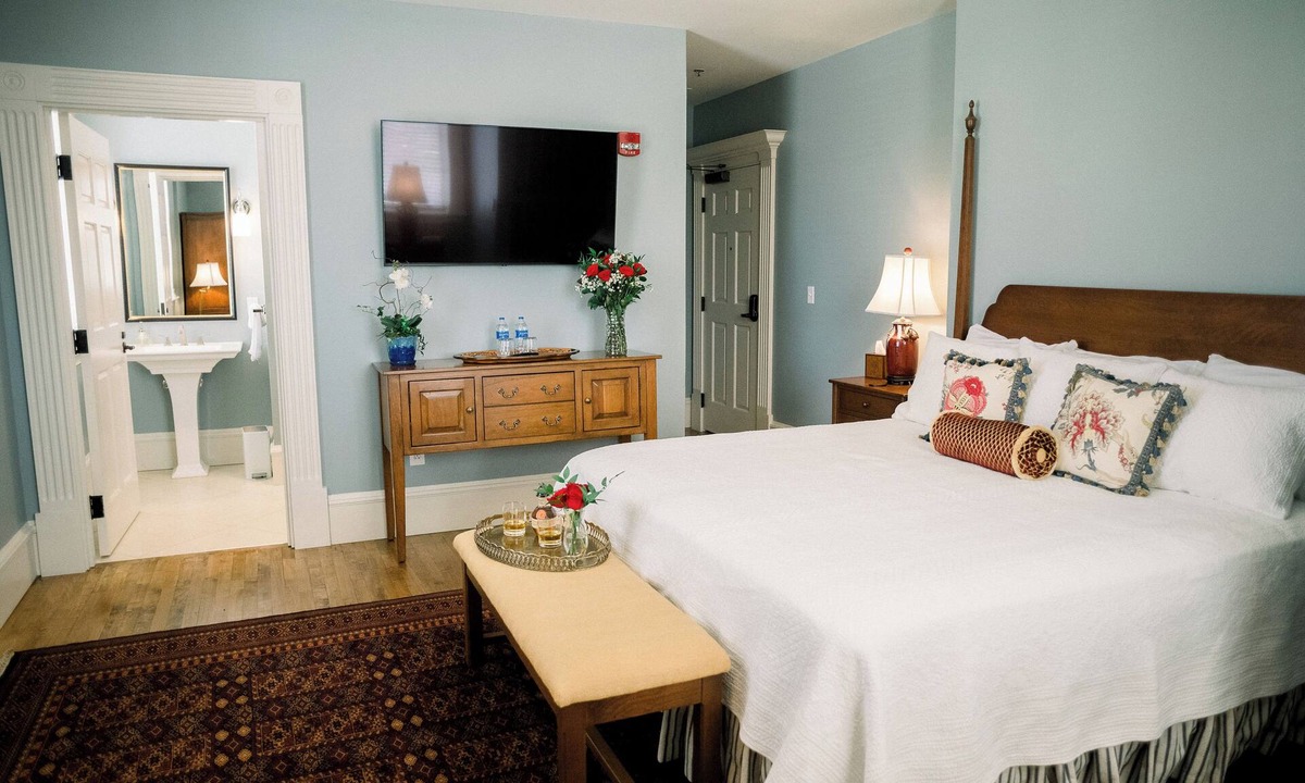 Millersburg Hotel | The Commandant's Suite: Beautiful Hotel Stay w/A View at Mustard Seed Hill