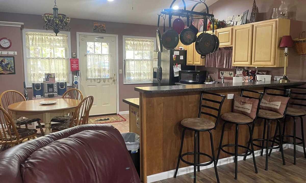 Maryville Cabin | The Diamond "B" a Cozy Cabin Retreat - Perfect for.riding the Dragon and more.