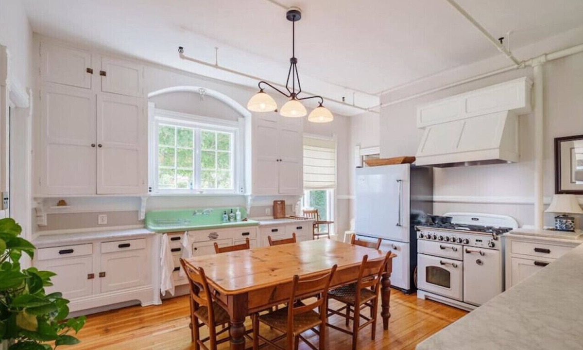 Timberville House | The Elora - Spacious Luxury Historic Retreat