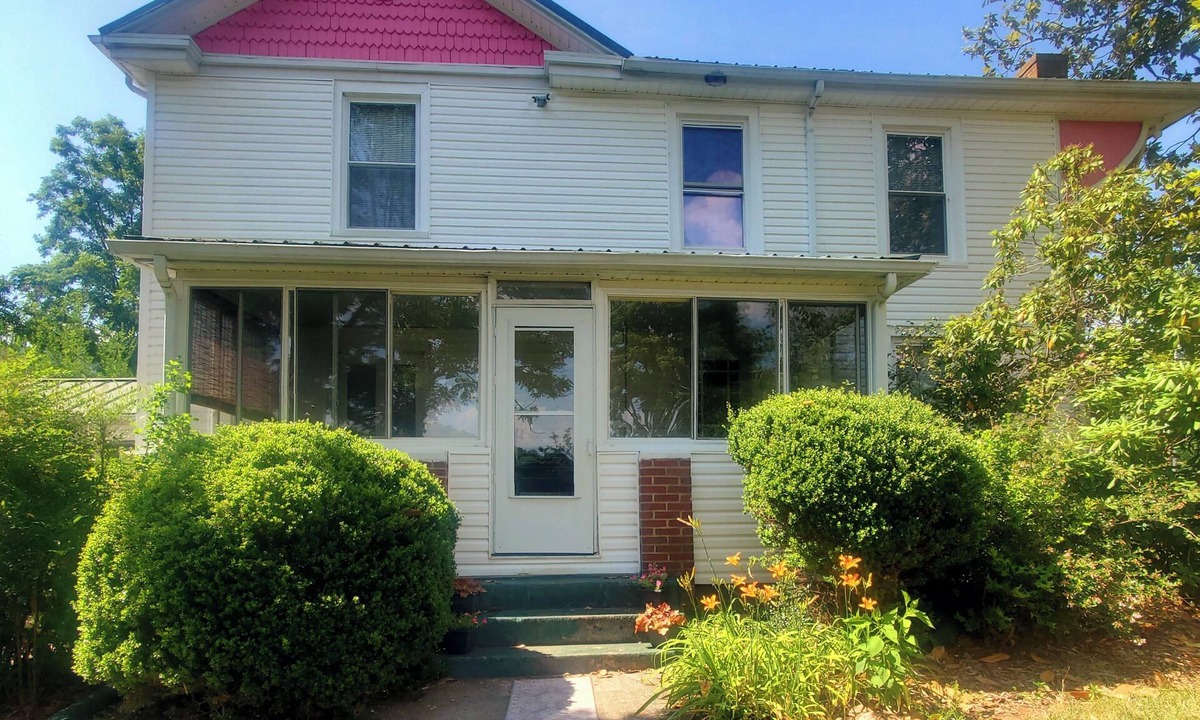 Peaks House | The Farm House at Peaks of Otter Winery and Orchards