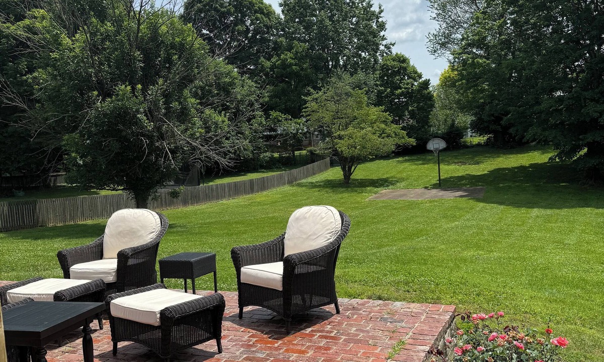 Bardstown House | 🌾 The Farmwife’s Hideaway 🌾 Small-town comfort with farmhouse charm.