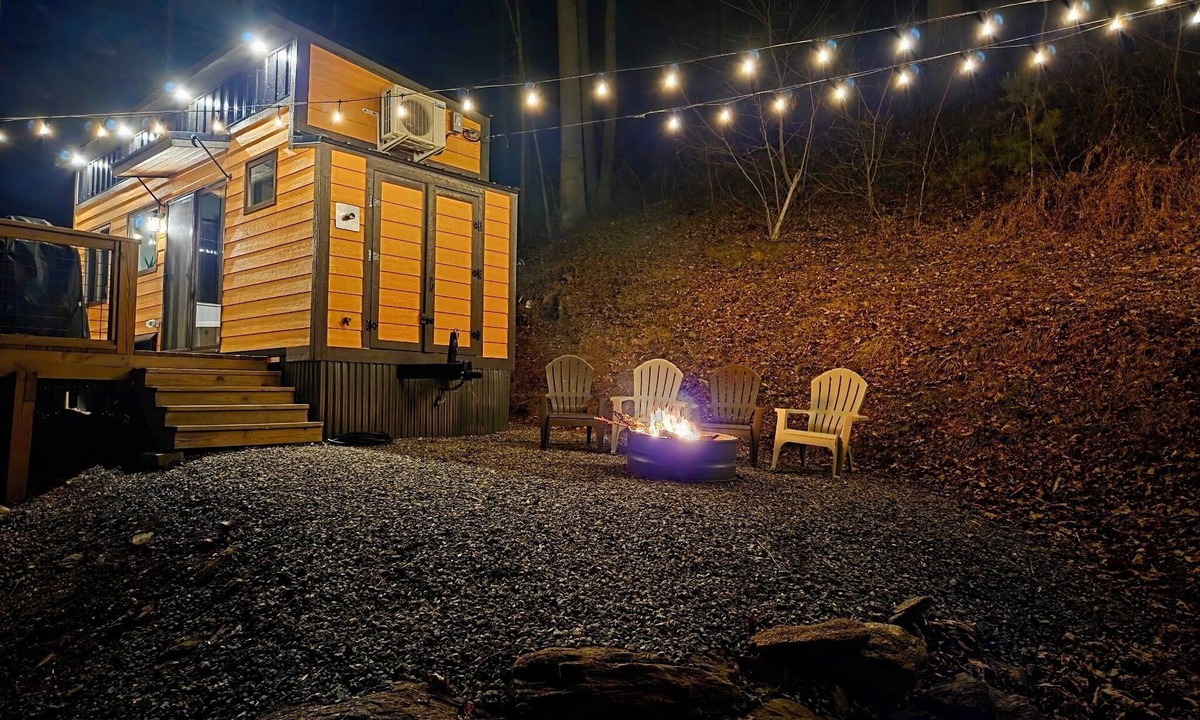 Waynesville Ski Chalet | The Fox Den - Peaceful Tiny Home Retreat in the Mountains w/Hot Tub & Fire Pit