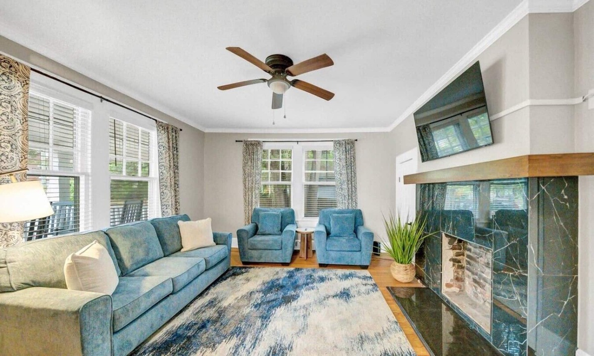 Earlewood House | The Grand River House | 4BR Sleeps 12