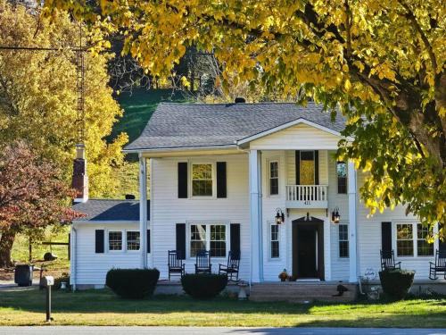 Red Boiling Springs House | The Hudson House, Country Colonial Retreat