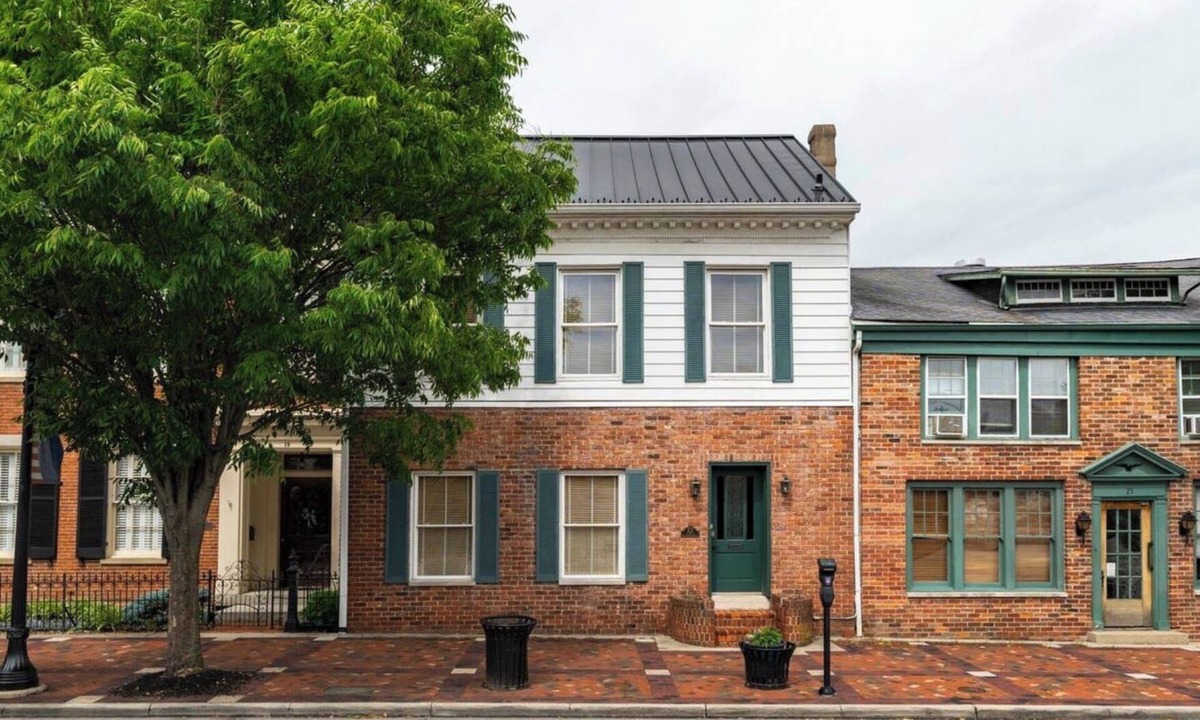 Lebanon House | The Isabella Nixon Home — Lovely Historic 1835 Home in Walkable Downtown Lebanon