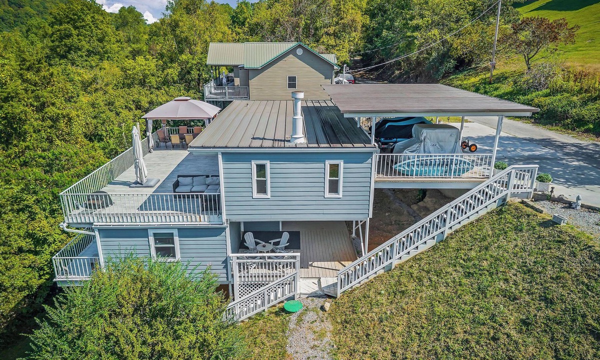 Sparta House | The Lazy Lake House on Center Hill