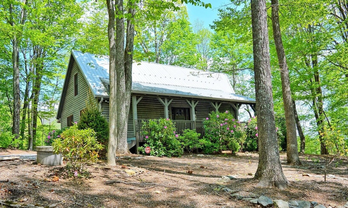 West Jefferson Cabin | The Nut House-Nice 3 BR Log Cabin, Wi-Fi, AC, Wooded, Pets OK with FEE