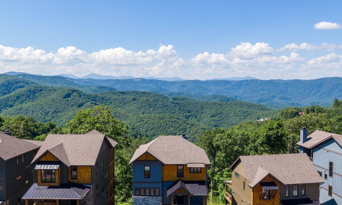 Lenoir House | The Overlook - Hot Tub, Mountain Views, King Suites, Luxury 4BR, hiking trails!
