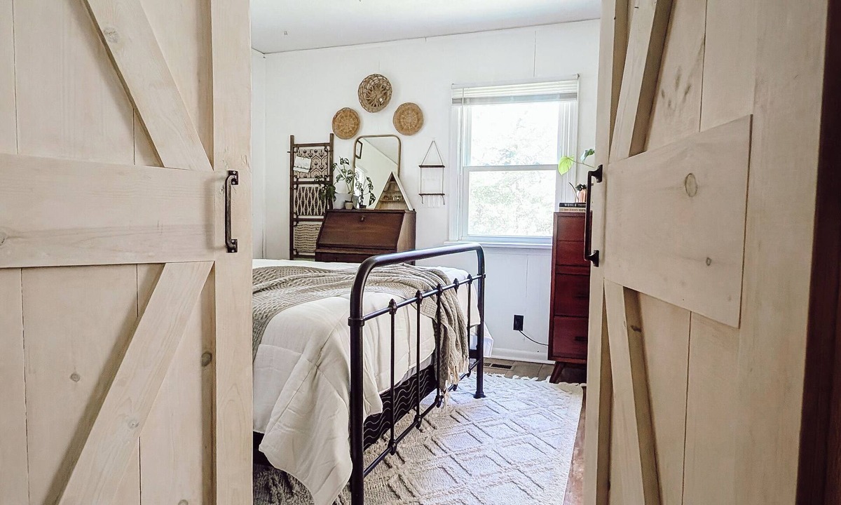 Charlestown House | The Quaint Cottage near Louisville and popular attractions
