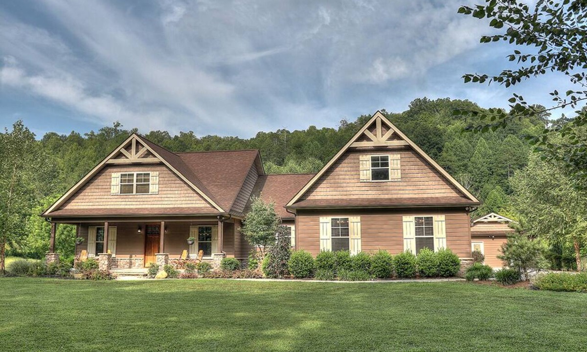 Pittman Center Cabin | The River Lodge: Breathtaking Lodge Surrounded by Picturesque Natural Beauty