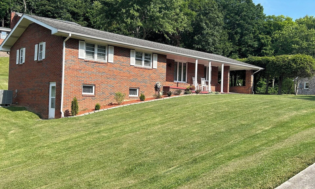Wise Bed & Breakfast | The Wise Owl, a charming 3-bedroom home in Wise with WiFi, AC