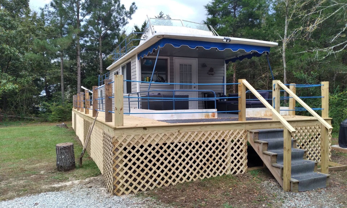 Elberton Boat Rental | This Boat Don't Float. Completely refinished and updated 50 foot Houseboat.