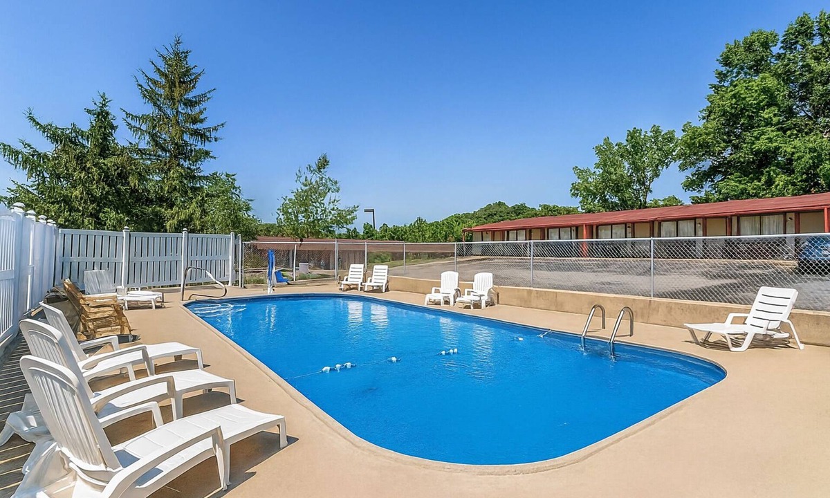 Summit Hotel | Tidy Unit, Outdoor Pool, Free Parking, WiFi, Pets Allowed
