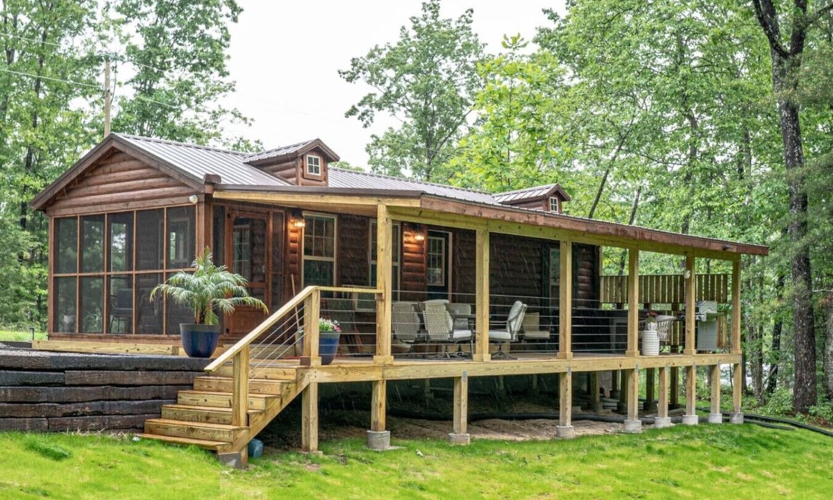 Jamestown Cabin | Tiny Home Escape: Hot Tub, Private Deck & Outdoor TV