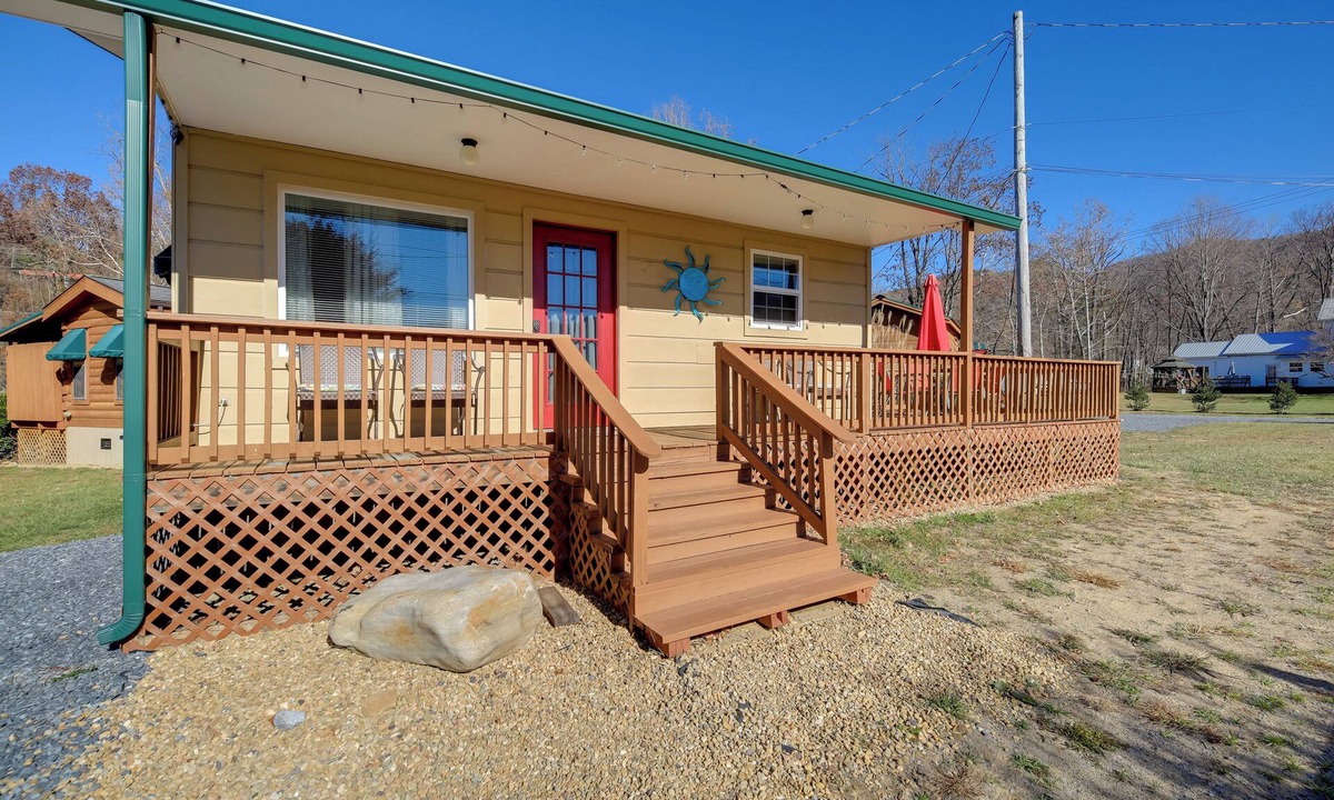 Damascus Cabin | Trail Town USA! 2BD Cabin on Laurel Creek w/Deck