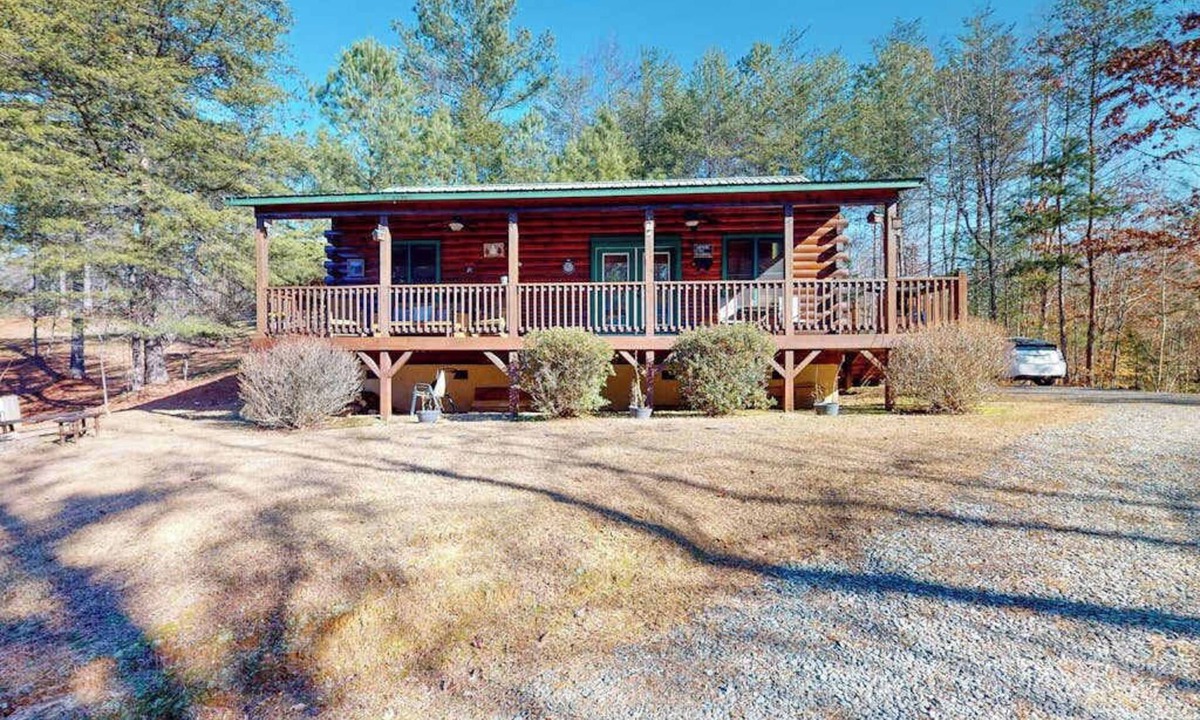 Murphy House | Tranquil 2BR Cabin Retreat with Wifi, Full Kitchen and Pet Friendly