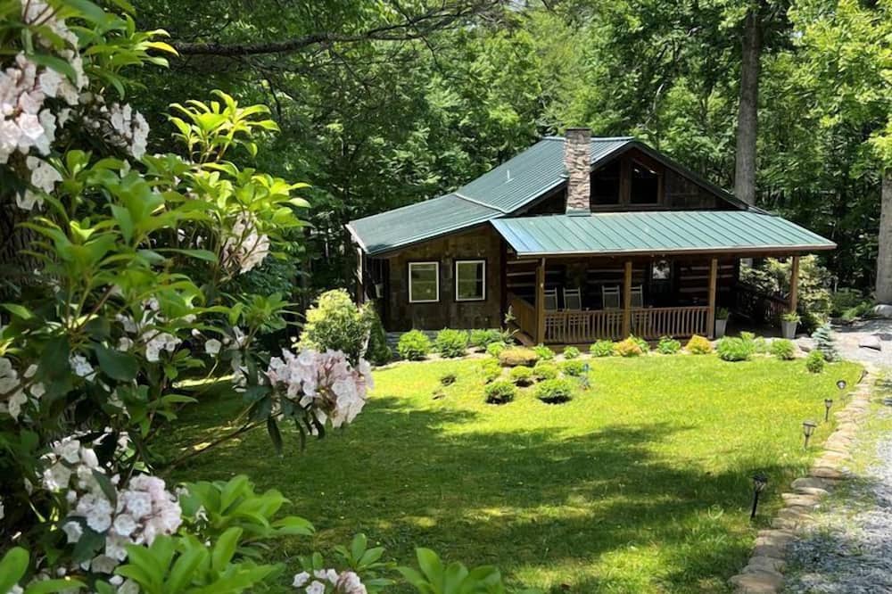 Blowing Rock Cabin | Tranquil Mountain Escape with Outdoor Decks, Fireplace & Scenic Charm in Blowing Rock, North Carolina