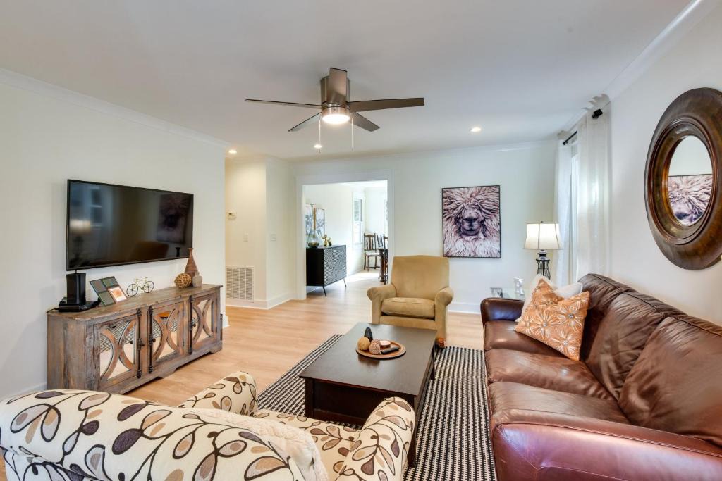 Travelers Rest House | Tranquil Travelers Rest Home w/Fire Pit!