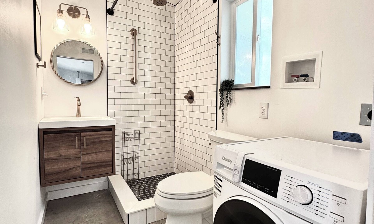 Kenilworth House | Travel Nurse Retreat Spacious Tiny Home with A/C walk to Mission Hospital