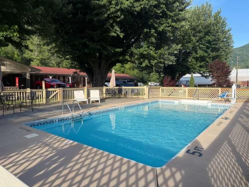 Maggie Valley Hotel | Travelowes Motel - Maggie Valley