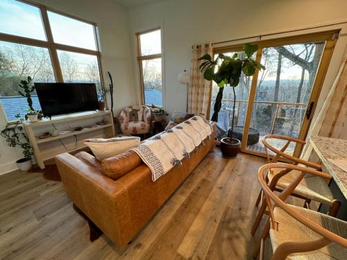 Charlotte Street Apartment | Treehouse w Mtn Sunset Views 1 Mile from Dwntwn
