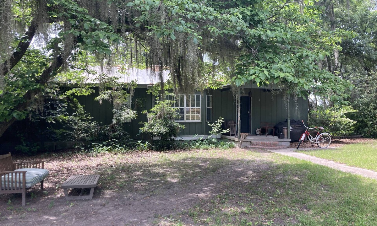 Burton House | Tucked Away Renovated 4 Bedroom/2 Bath, Sleep 12 Close to Parris Island