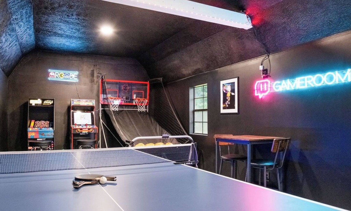 Fayetteville House | ULTIMATE FAMILY FUN HOUSE, WALK TO TOWN, GAMEROOM, HOT TUB
