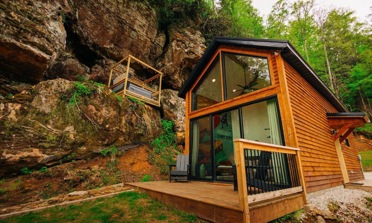 Rogers Cabin | Unique Cliff Hot Tub with Views | Mural | Sleeps 4