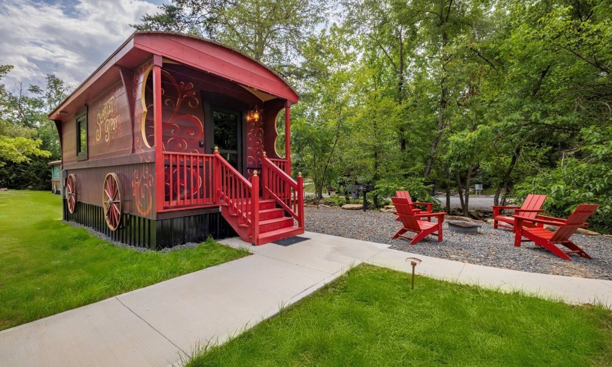 Peterstown Cottage | Unique Scarlet Gypsy at Four Fillies Lodge