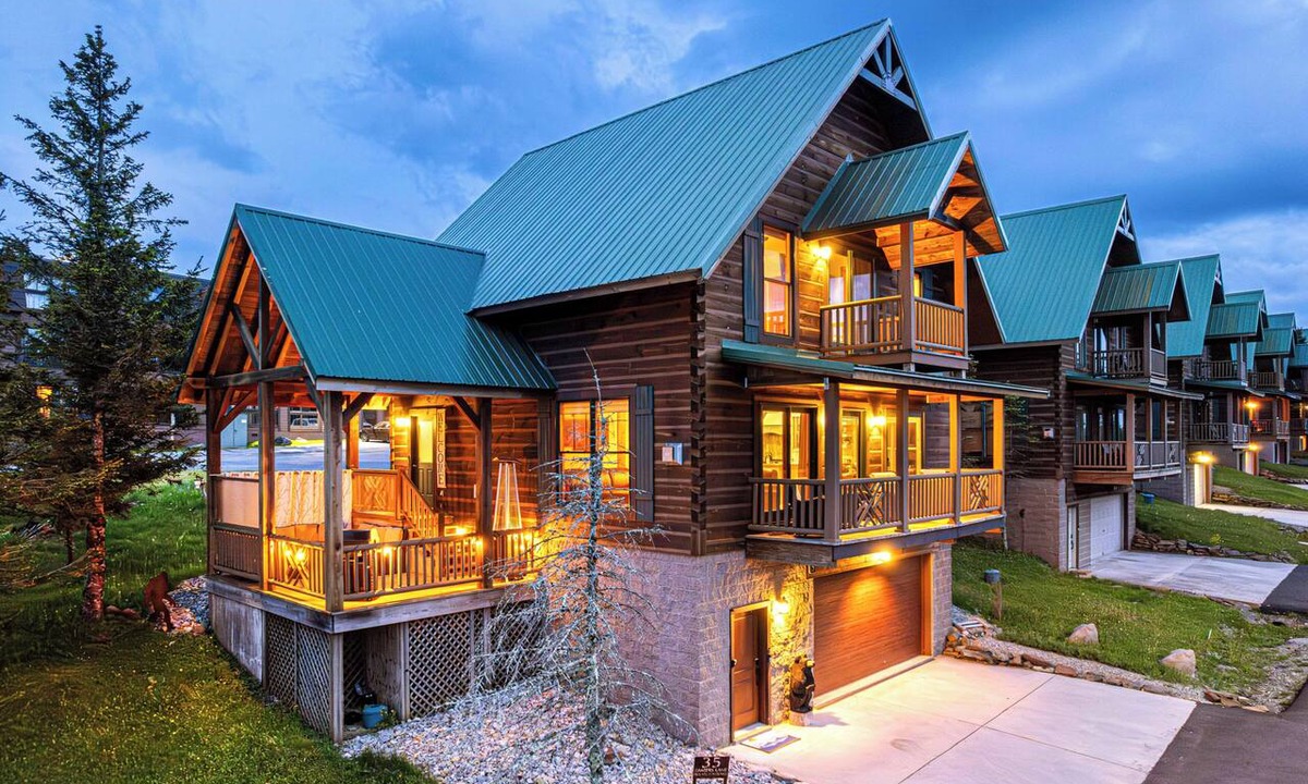 Snowshoe Cabin | Updated Cabin Sleeps 12, 2-Min Walk to Slopes, Hot Tub, Game Room & Views