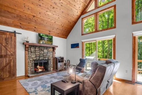 Old Fort House | Updated Classic Cabin, Private Community and Hot Tub