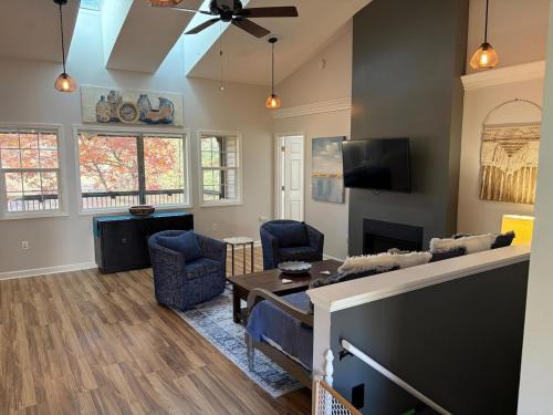 Weaverville House | Upscale Two Bedroom Mountain Retreat