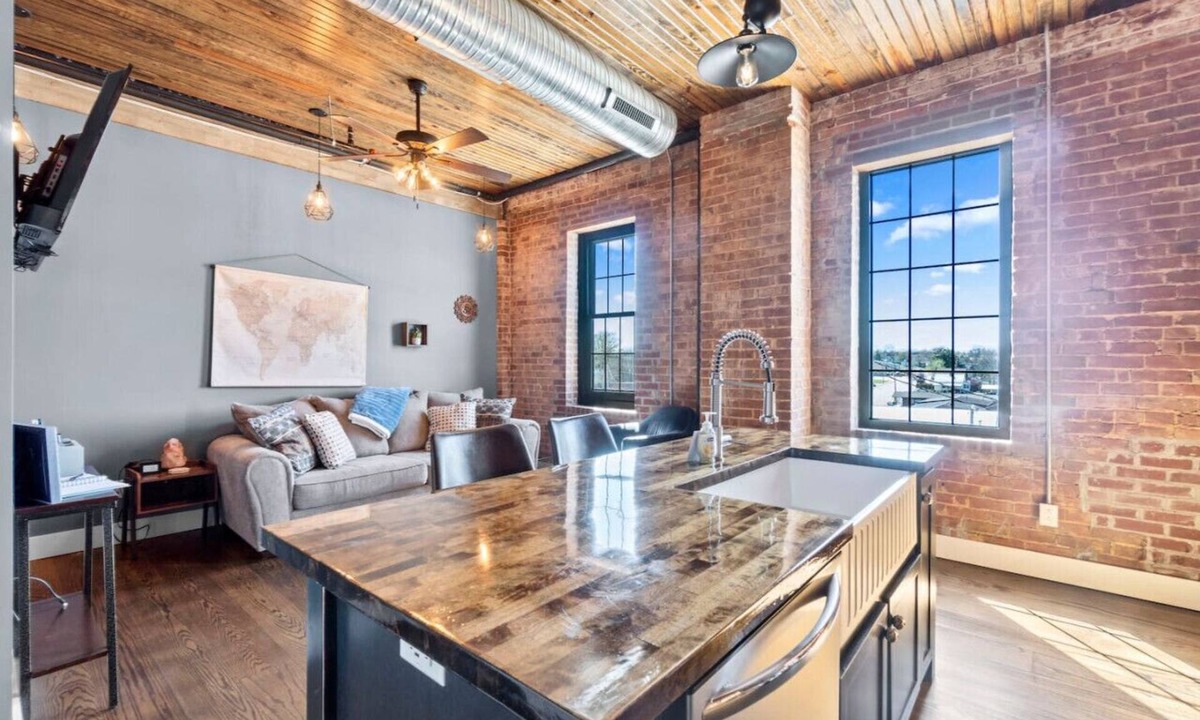Perryville Apartment | Urban Loft #8 METALL · Downtown Urban Loft above Restaurants & Boutiques