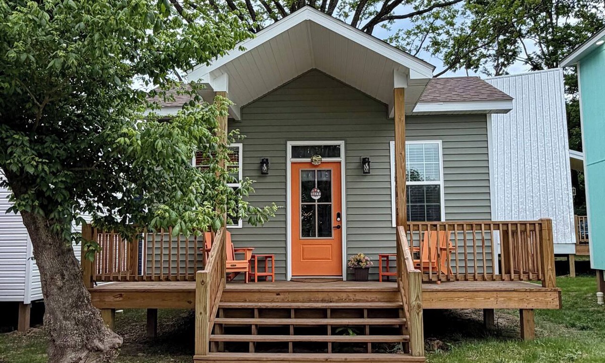 Cape Girardeau Cottage | Vibrant Lofted Tiny Home