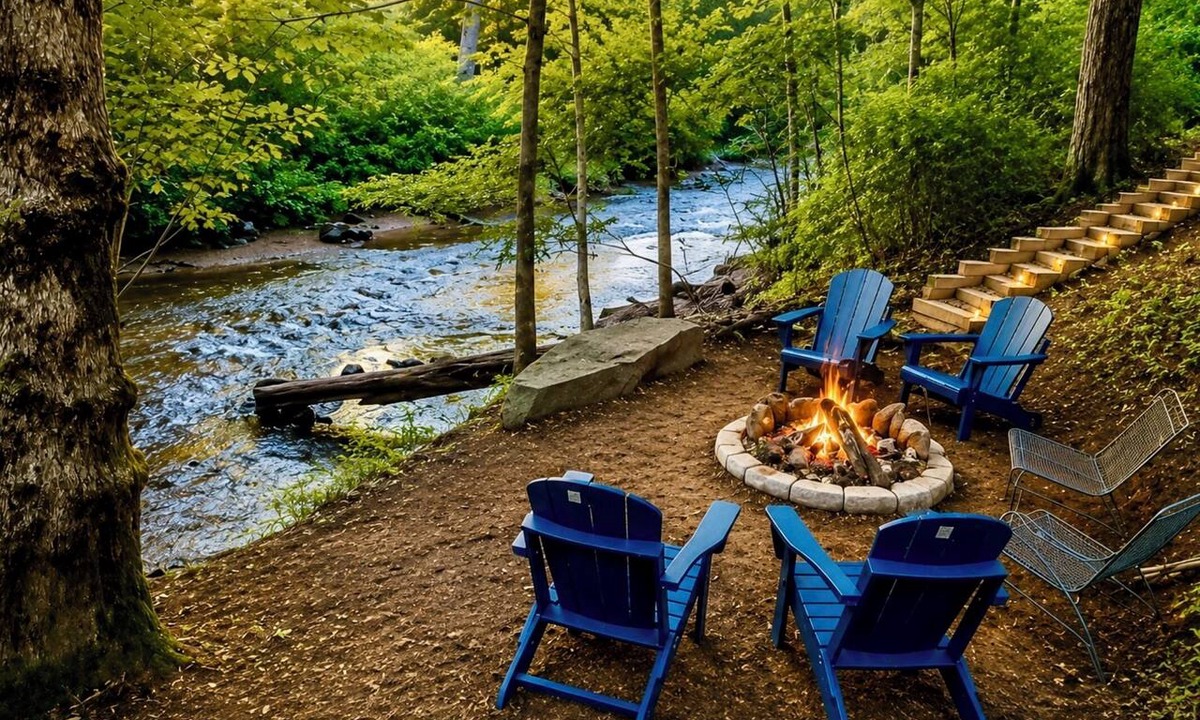Hiawassee Cabin | Vintage Luxury Creekside Cabin ~ King Bed, Hot Tub, Fire Pit & Game Room, Dog Ok
