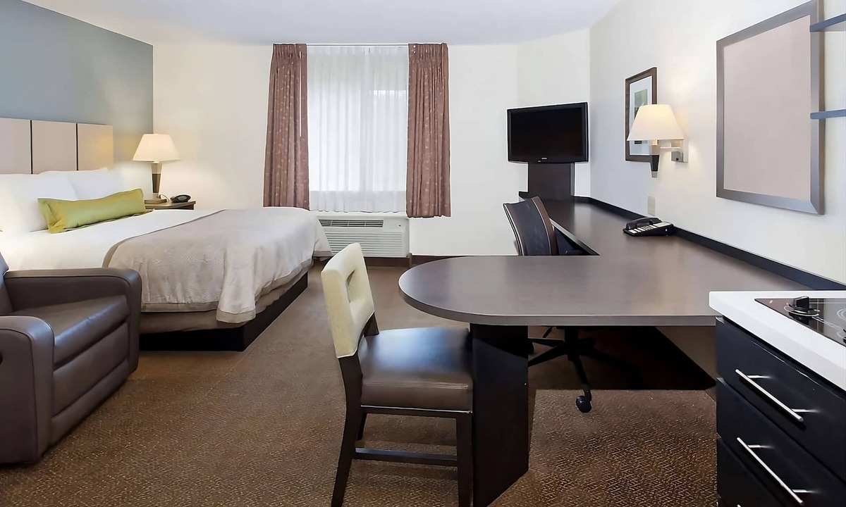 Ashley Oaks Hotel | Visit the Lakeshore Park! Private Kitchen & FREE Parking! Pets Allowed, Gazebo!